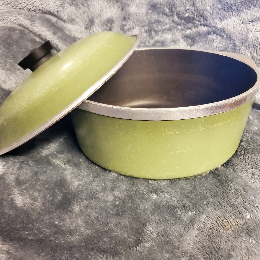 Vintage Club brand cast aluminum Dutch oven. 3 quart. Very collectible.